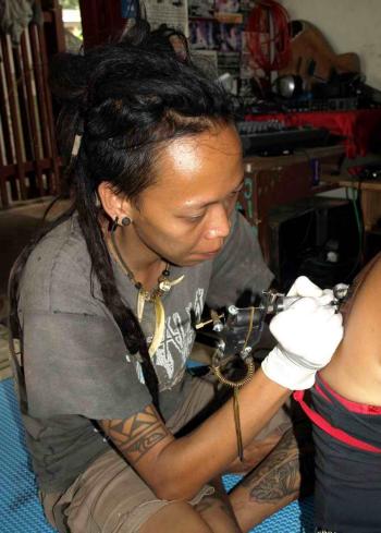 Bobi of the Marjinal Punk Collective plies his craft / Ian Wilson