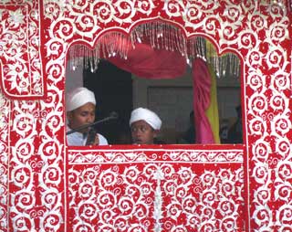 Celebrating the Prophet’s birthday in Kuala Lumpur / Antje Missbach Aceh homebound?