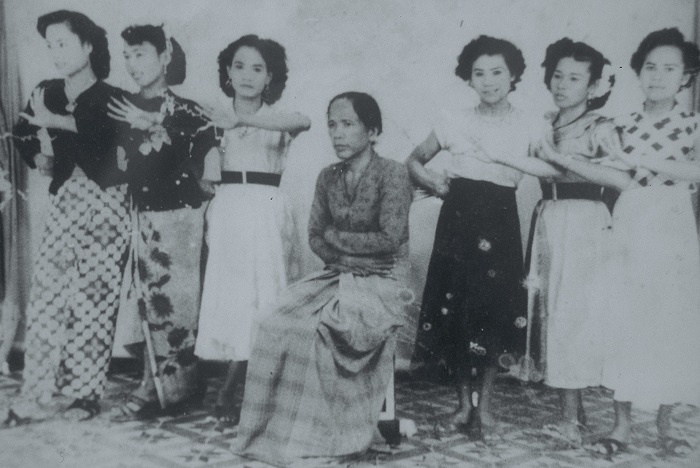 Waria (trans women) in Sulawesi around 1950 / courtesy of Sharyn Graham Davies