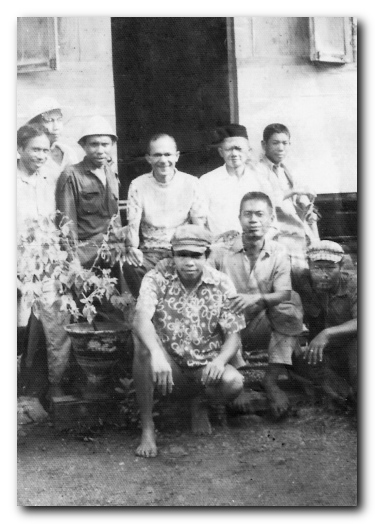 Prisoners gathered after finishing work, not long before their release / Anwar Abbas